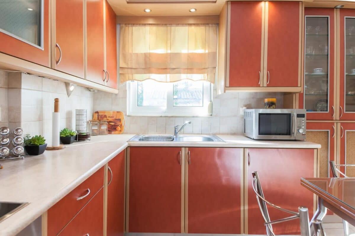 Scenic Balcony Apt In Vibrant Petralona أثينا المظهر الخارجي الصورة